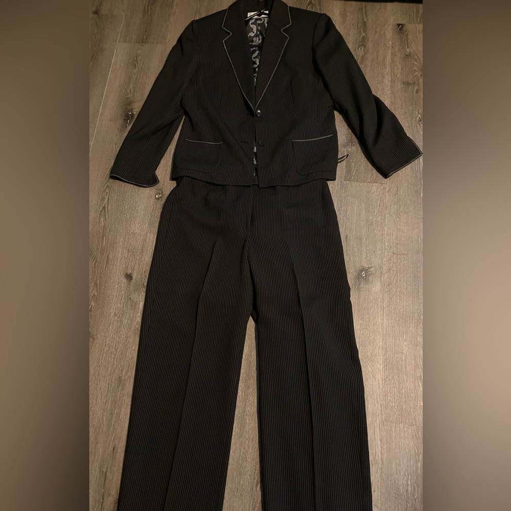 JONES NEW YORK Women’s Suit Jacket Pants Set Black Pinstriped Size 12